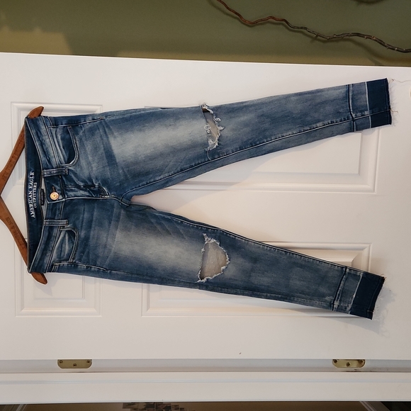 American Eagle Outfitters Denim - American Eagle 360 Super Stretch Super Low Jegging size 8 Distressed busted knee
